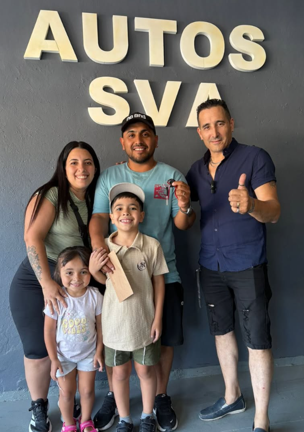 Familia recibiendo las llaves de su auto