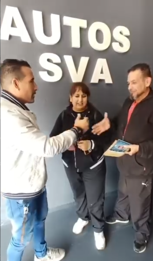 Cliente recibiendo documentación de su auto